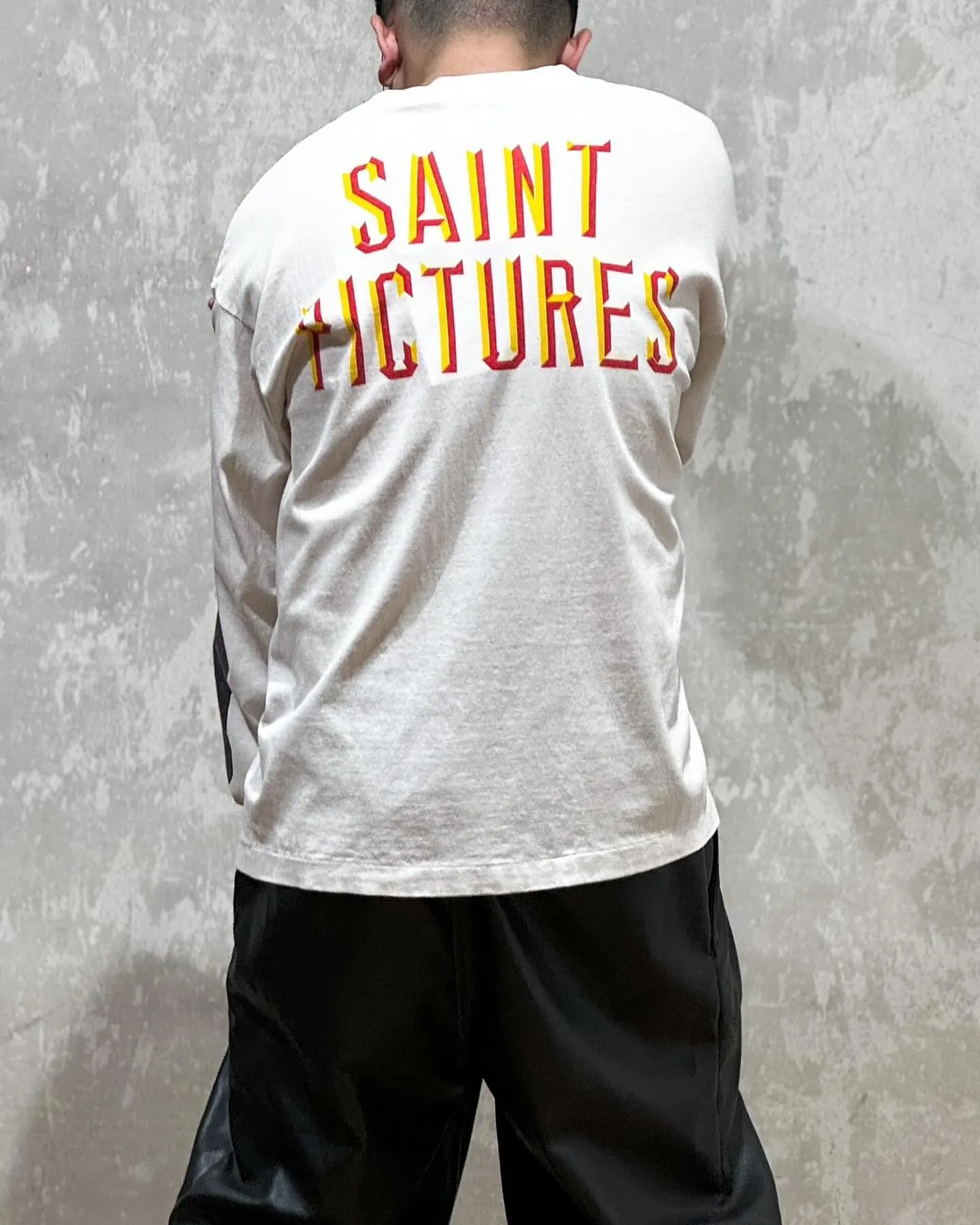 SAINT Mxxxxxx SAINT PICTURES L/S TEE/WHITE Columbia Pictures SAINT Goddess Long Sleeve Off-White S-XL Pays tribute to the Columbia Pictures Title Goddess. Full of fun. Ready-made clothes are washed. The texture is soaring. Authentic level printing is restored. Look for cylindrical seamless fabrics. It is almost meaningless if it is not a cylindrical fabric.